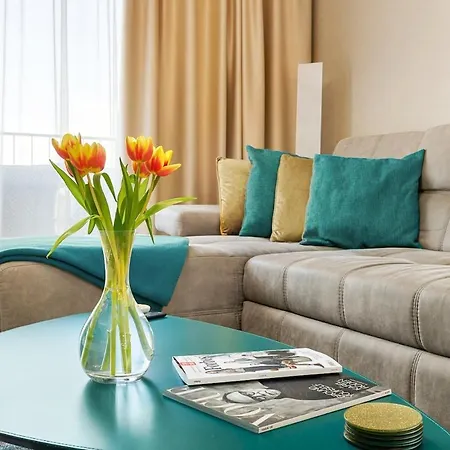 Golden Sunflower Apartment *